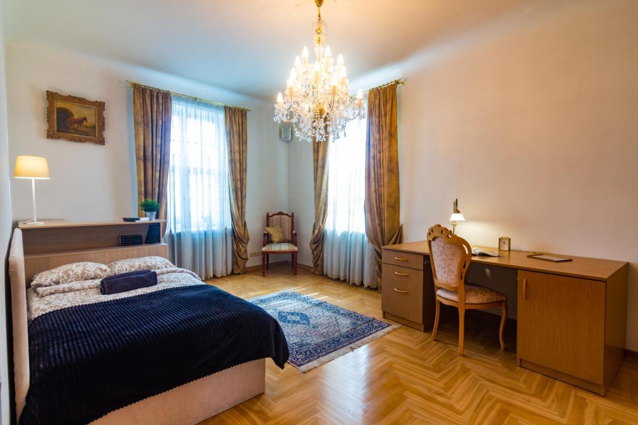 Classic Style Apartment In The Center Of リガ エクステリア 写真