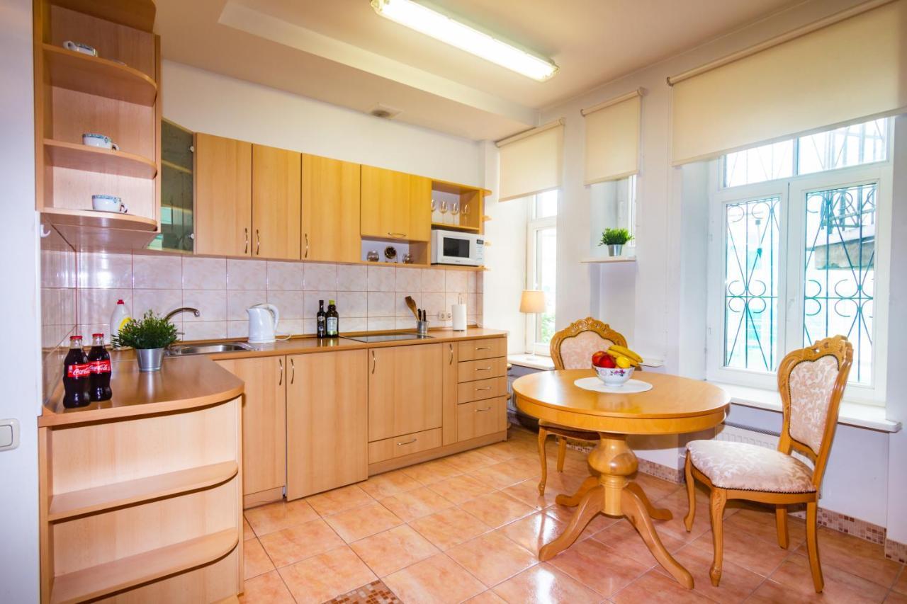 Classic Style Apartment In The Center Of リガ エクステリア 写真