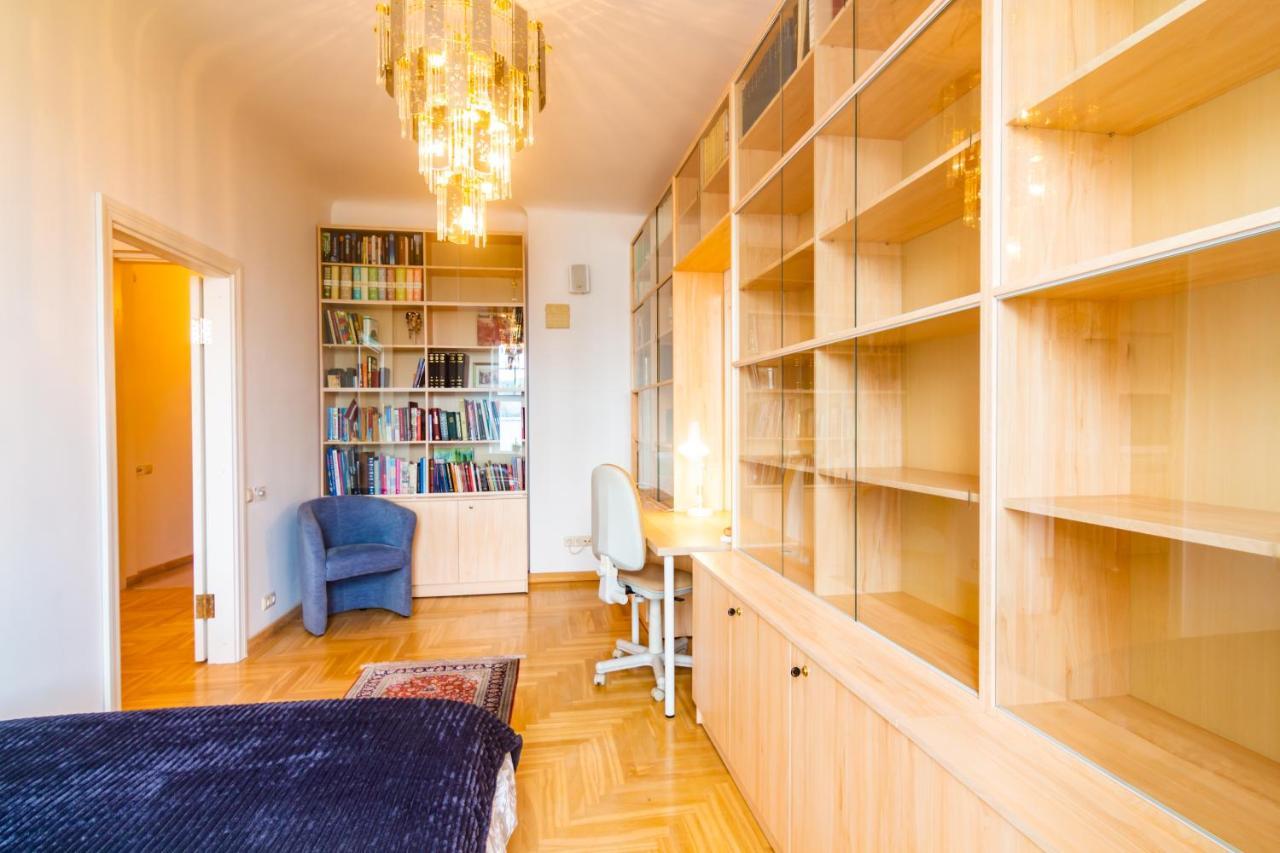 Classic Style Apartment In The Center Of リガ エクステリア 写真