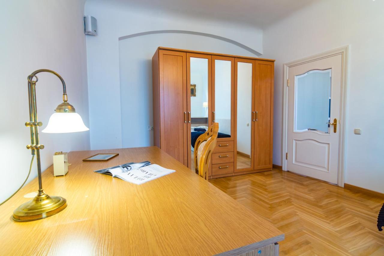 Classic Style Apartment In The Center Of リガ エクステリア 写真