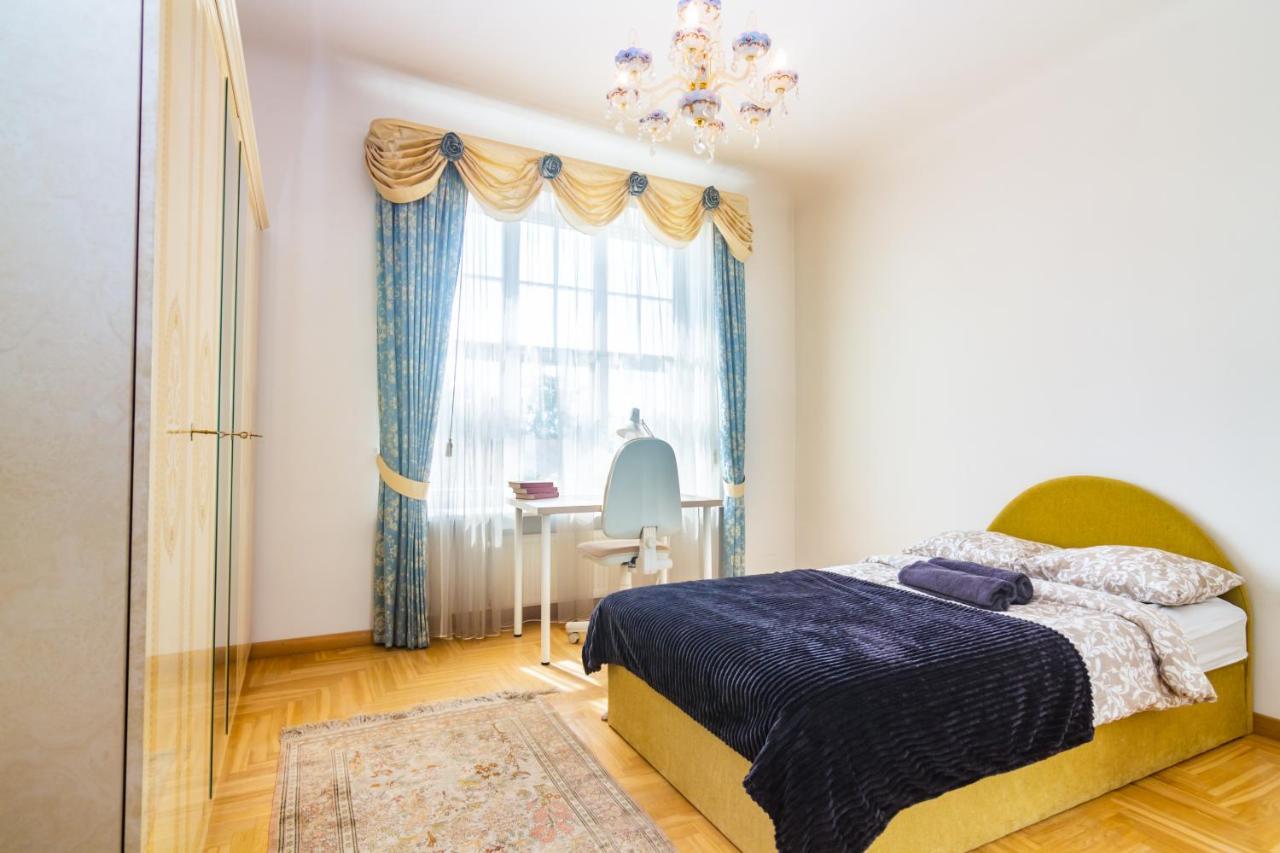Classic Style Apartment In The Center Of リガ エクステリア 写真