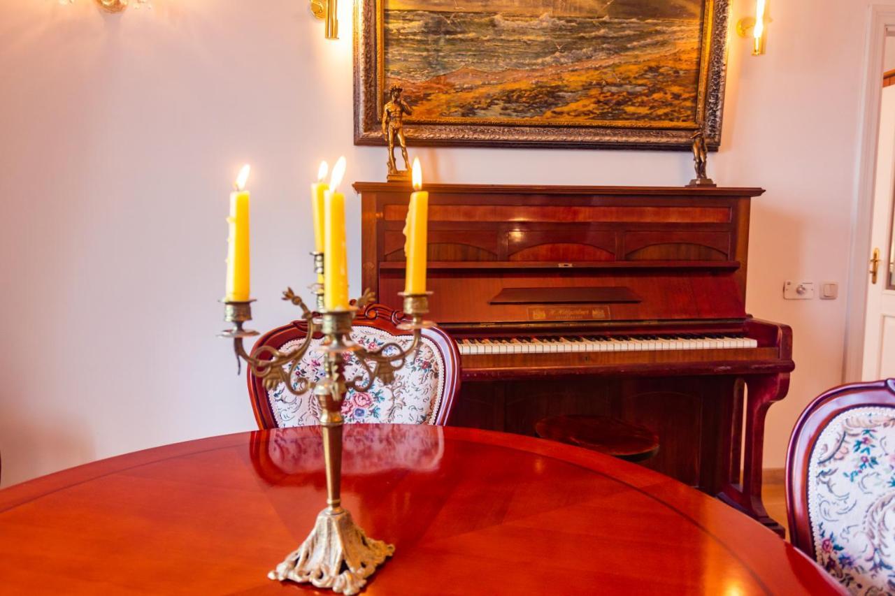 Classic Style Apartment In The Center Of リガ エクステリア 写真