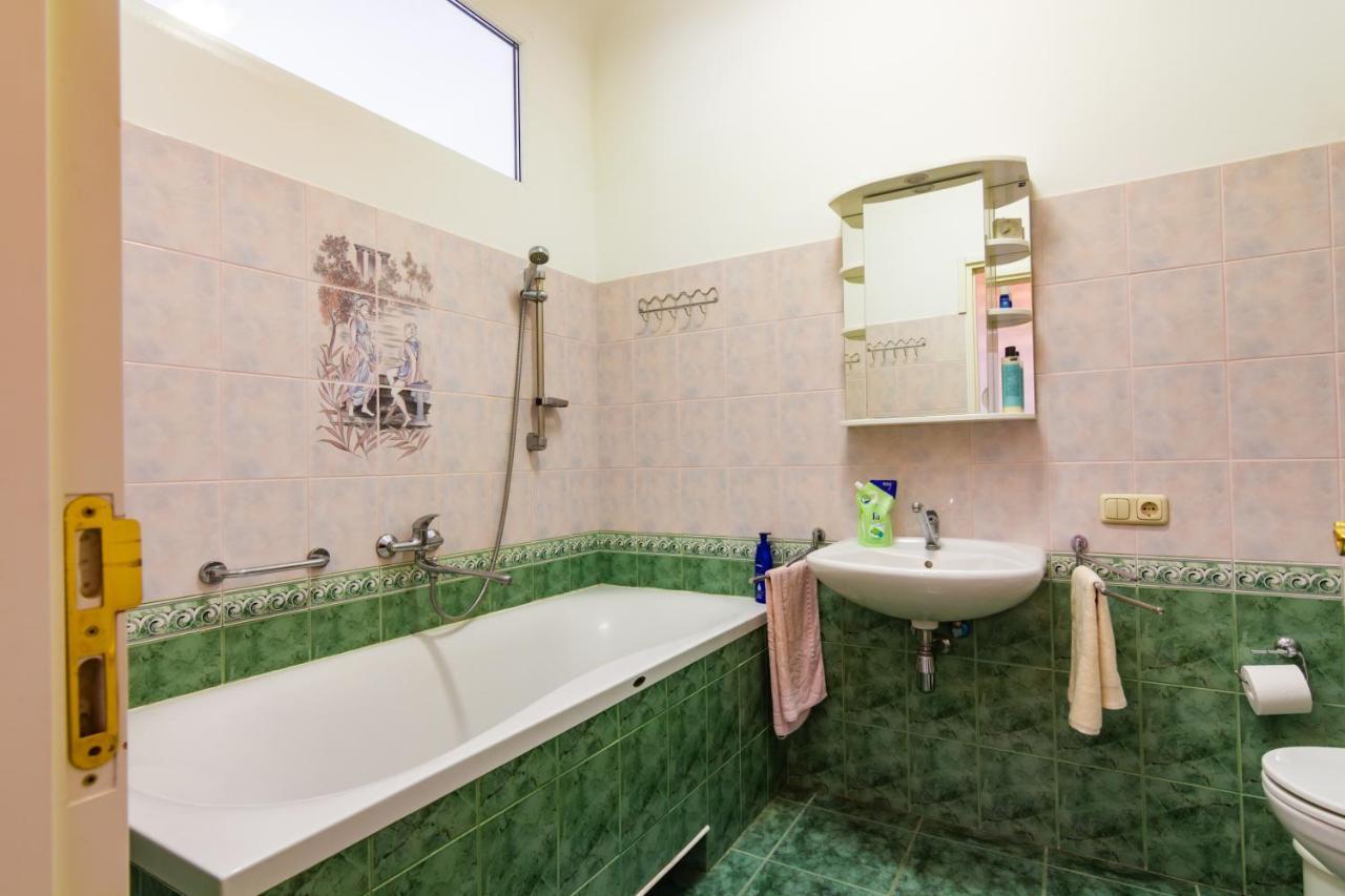 Classic Style Apartment In The Center Of リガ エクステリア 写真