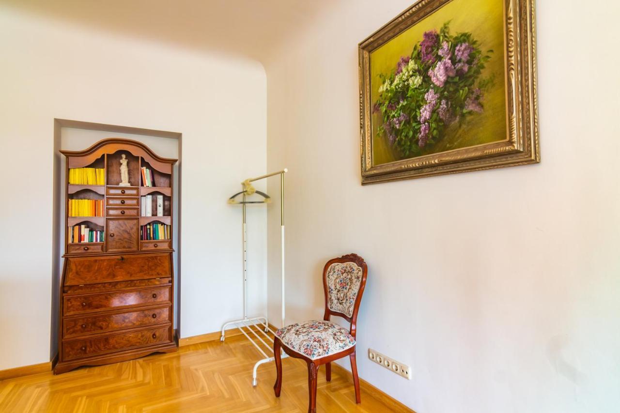 Classic Style Apartment In The Center Of リガ エクステリア 写真