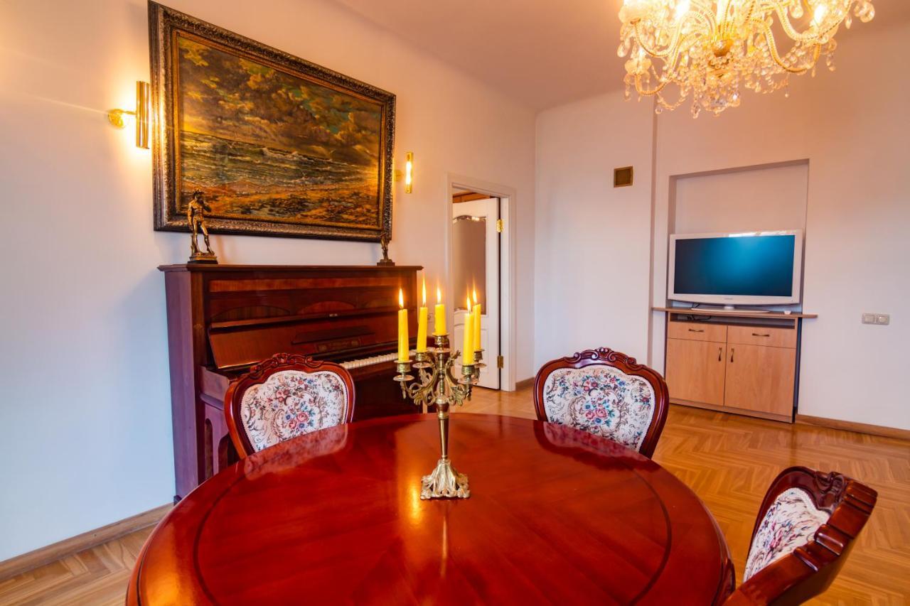 Classic Style Apartment In The Center Of リガ エクステリア 写真