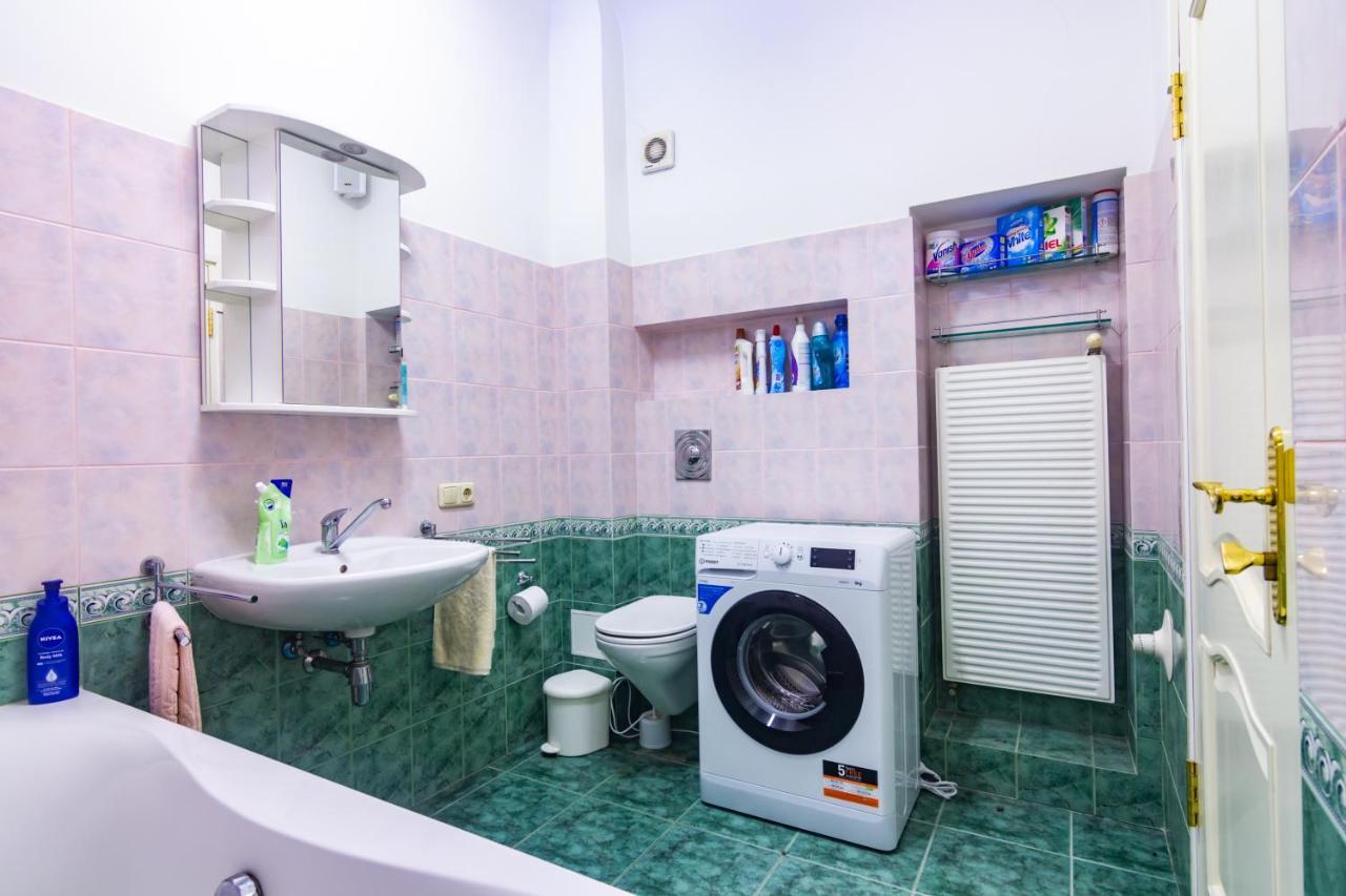 Classic Style Apartment In The Center Of リガ エクステリア 写真